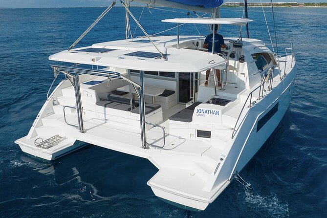 4H Lux 40' Catamaran All-Inclusive in Tulum and Playa del Carmen. - Seasickness and choppy water: the crew’s role matters