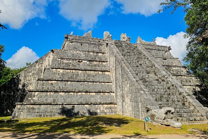 Chichen Itza, Suytun and Ikkil cenotes in One Day Tour! - Ik-Kil Cenote: jungle walls, deep water, and a more dramatic feel