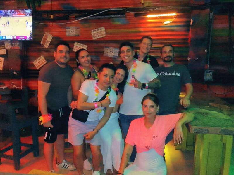 Playa del Carmen: Social Pubcrawl, meet fellow travelers - Champagne tasting moment: the prize part of the night